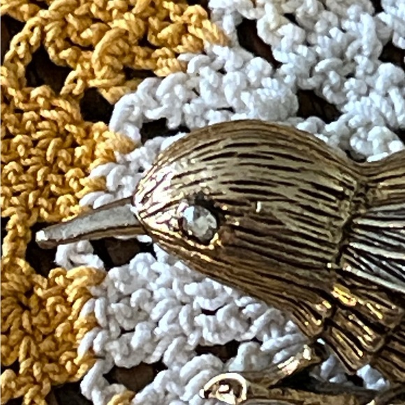 Awesome Vintage Brooch.  Bird Sitting on a Limb - Picture 3 of 8